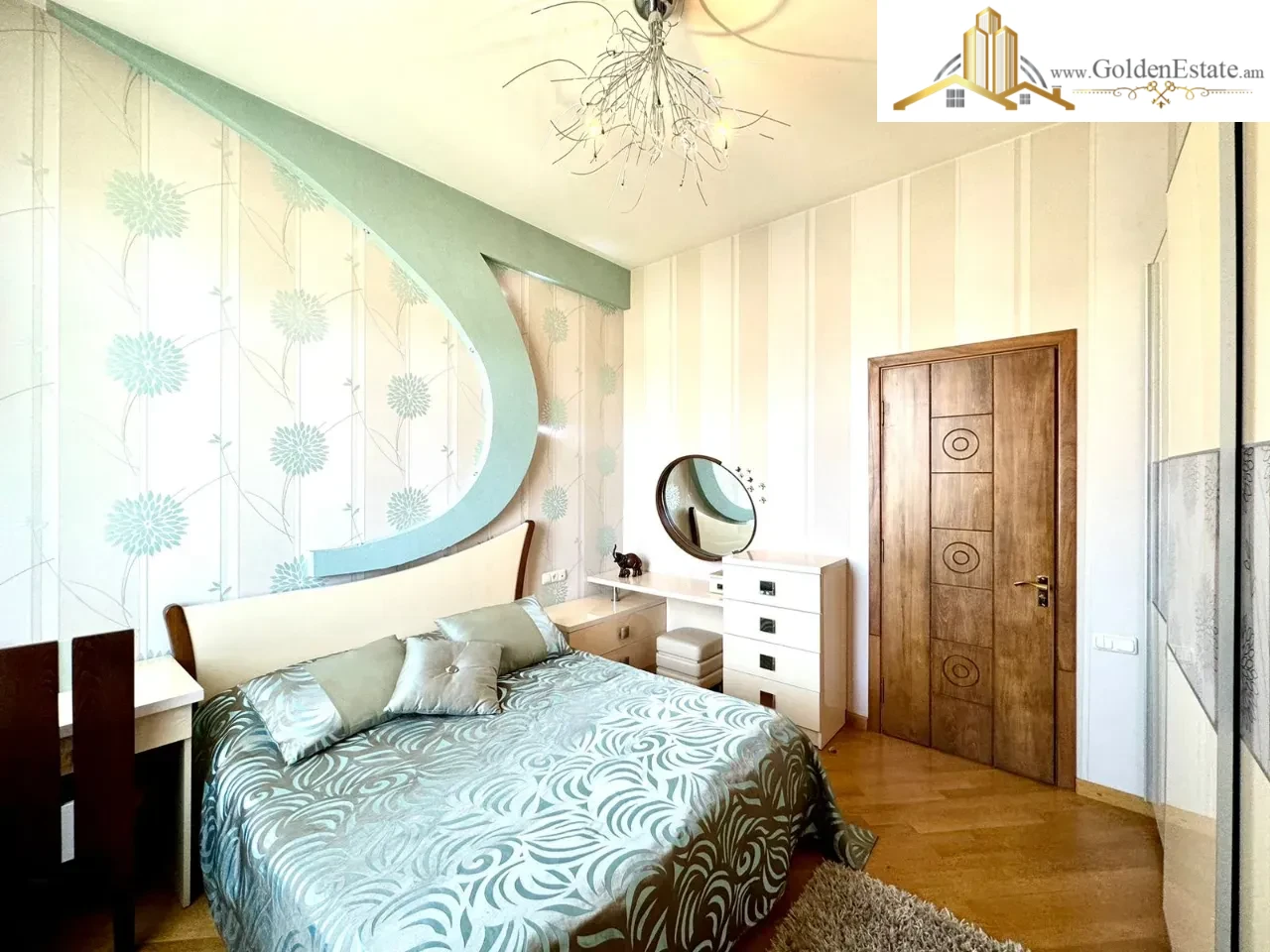 4 սենյականոց բնակարան Նար-Դոսի փողոցում կենտրոնում, 113 քմ, բարձր առաստաղներ, քարե շենք