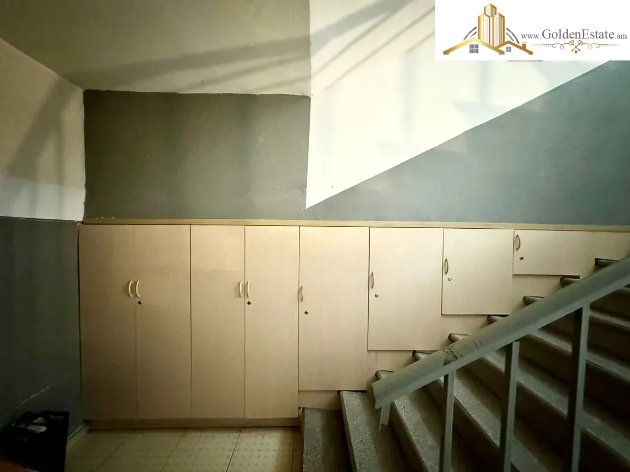 4 սենյականոց բնակարան Նար-Դոսի փողոցում կենտրոնում, 113 քմ, բարձր առաստաղներ, քարե շենք