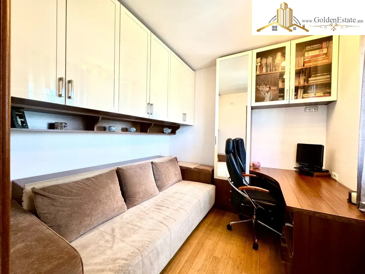 4 սենյականոց բնակարան Նար-Դոսի փողոցում կենտրոնում, 113 քմ, բարձր առաստաղներ, քարե շենք