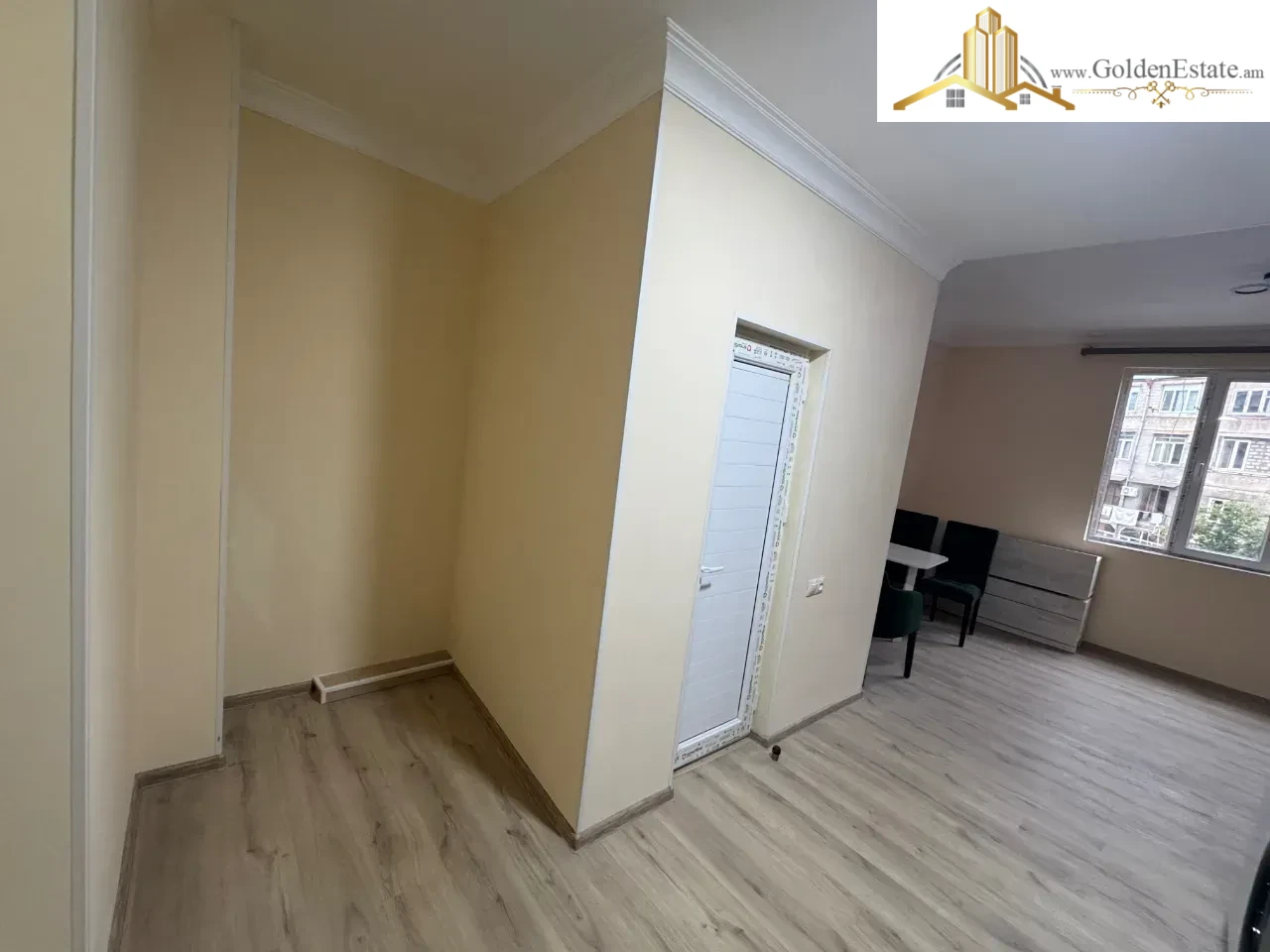 1 սենյականոց բնակարան Վարշավյան փողոցում Քանաքեռ-Զեյթունում, 30 քմ, բարձր առաստաղներ, քարե շենք