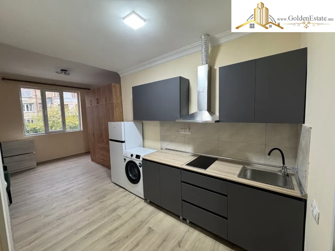1 սենյականոց բնակարան Վարշավյան փողոցում Քանաքեռ-Զեյթունում, 30 քմ, բարձր առաստաղներ, քարե շենք