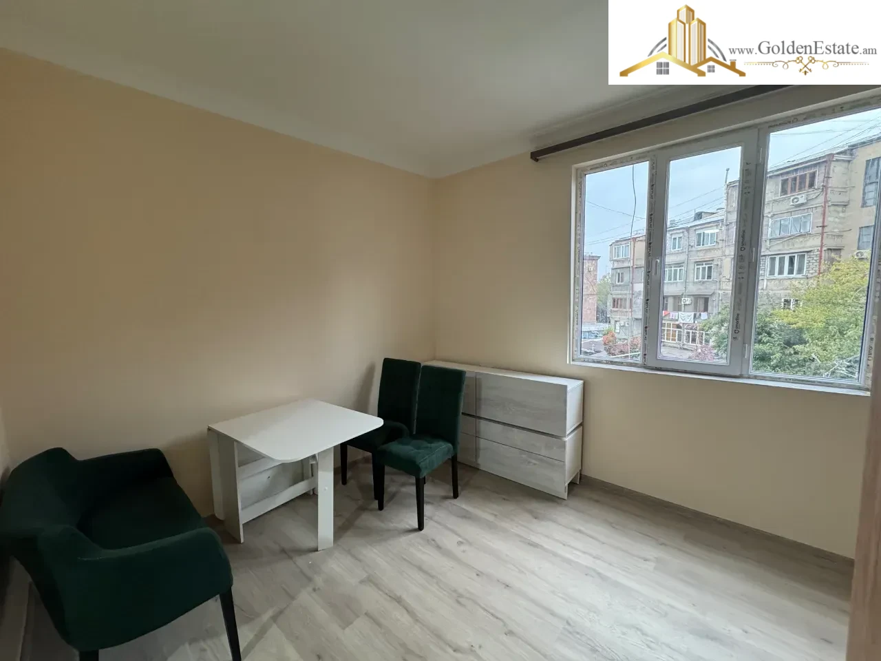 1 սենյականոց բնակարան Վարշավյան փողոցում Քանաքեռ-Զեյթունում, 30 քմ, բարձր առաստաղներ, քարե շենք