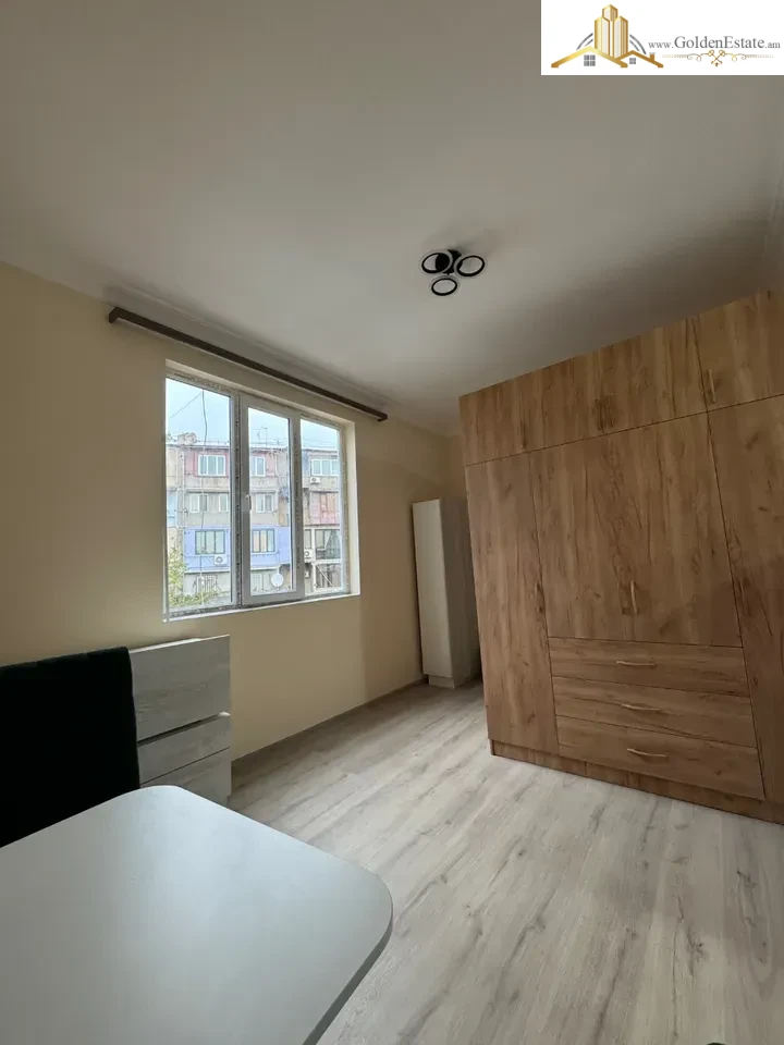 1 սենյականոց բնակարան Վարշավյան փողոցում Քանաքեռ-Զեյթունում, 30 քմ, բարձր առաստաղներ, քարե շենք