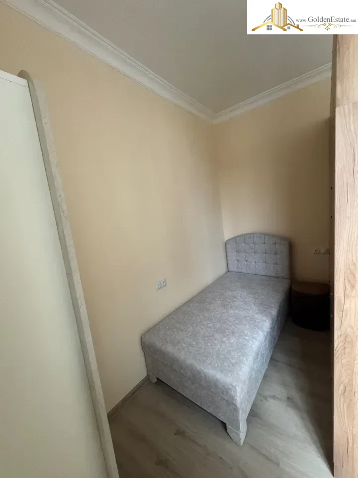 1 սենյականոց բնակարան Վարշավյան փողոցում Քանաքեռ-Զեյթունում, 30 քմ, բարձր առաստաղներ, քարե շենք