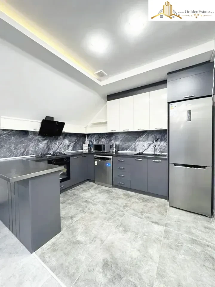 3 սենյականոց բնակարան Սայաթ-Նովայի պողոտայում կենտրոնում, 80 քմ, բարձր առաստաղներ, քարե շենք