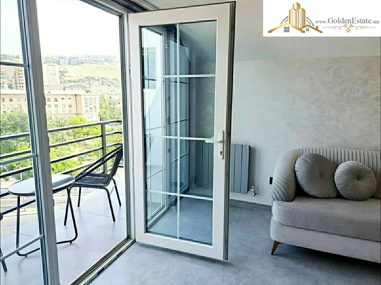 3 սենյականոց բնակարան Սայաթ-Նովայի պողոտայում կենտրոնում, 80 քմ, բարձր առաստաղներ, քարե շենք