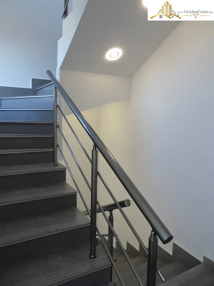 Երեք հարկանի տուն Դավթաշեն 1-ին թաղամասում Դավթաշենում, 153 քմ, 153 քմ հողի վրա, 3+ սանհանգույց