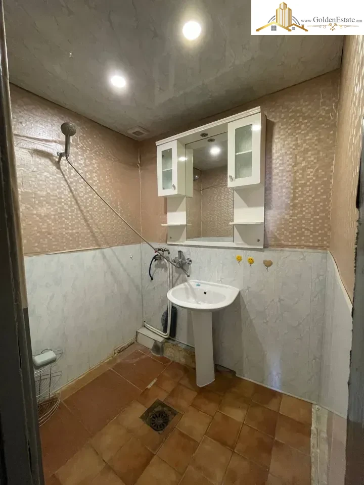 2 սենյականոց բնակարան Աղբյուր Սերոբի փողոցում Արաբկիրում, 72 քմ, նախավերջին հարկ, քարե շենք