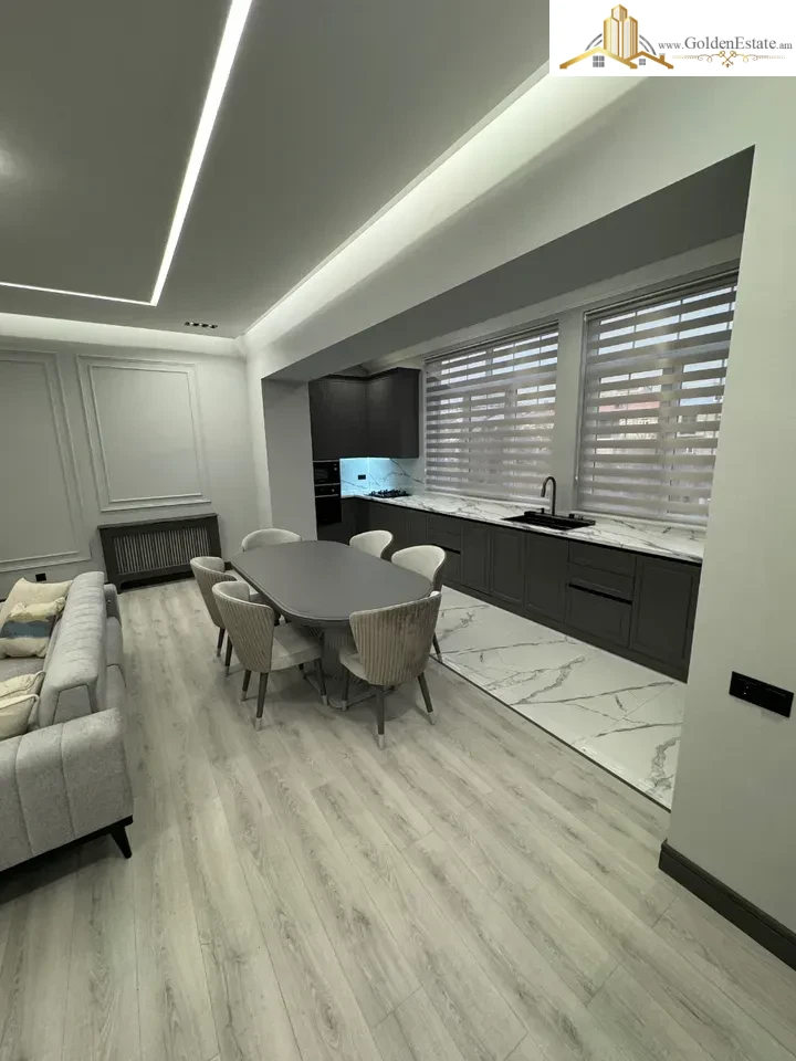 2 սենյականոց բնակարան Հանրապետության փողոցում կենտրոնում, 75 քմ, բարձր առաստաղներ, քարե շենք