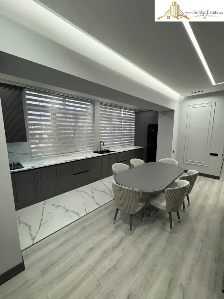 2 սենյականոց բնակարան Հանրապետության փողոցում կենտրոնում, 75 քմ, բարձր առաստաղներ, քարե շենք