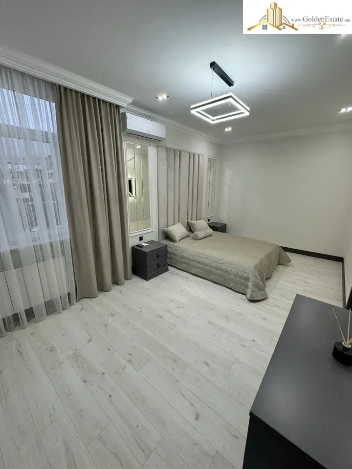 2 սենյականոց բնակարան Հանրապետության փողոցում կենտրոնում, 75 քմ, բարձր առաստաղներ, քարե շենք