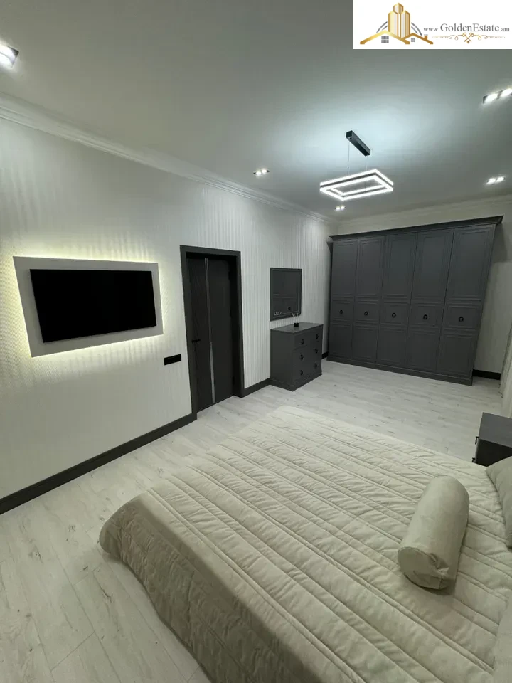 2 սենյականոց բնակարան Հանրապետության փողոցում կենտրոնում, 75 քմ, բարձր առաստաղներ, քարե շենք