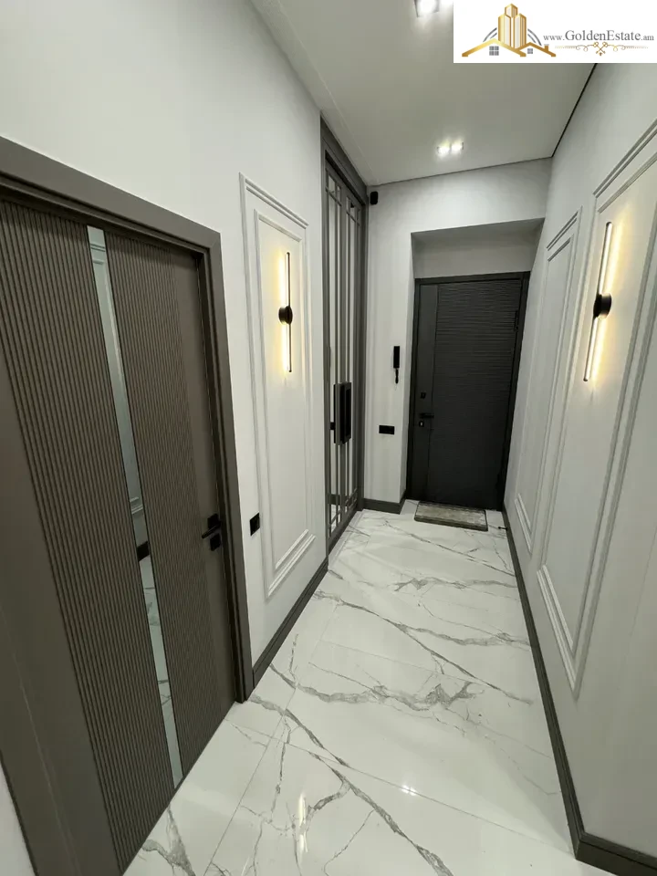 2 սենյականոց բնակարան Հանրապետության փողոցում կենտրոնում, 75 քմ, բարձր առաստաղներ, քարե շենք