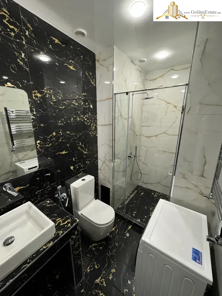 2 սենյականոց բնակարան Հանրապետության փողոցում կենտրոնում, 75 քմ, բարձր առաստաղներ, քարե շենք