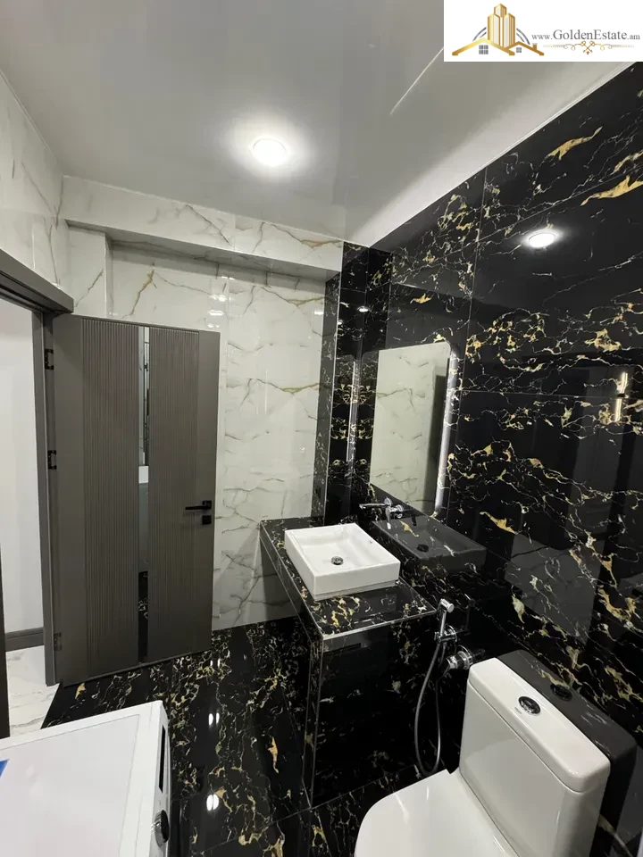 2 սենյականոց բնակարան Հանրապետության փողոցում կենտրոնում, 75 քմ, բարձր առաստաղներ, քարե շենք