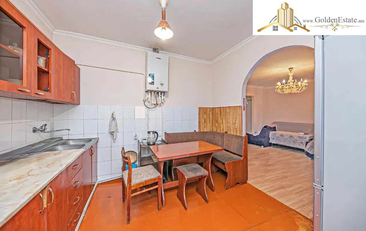 3 սենյականոց բնակարան Թումանյան փողոցում կենտրոնում, 74 քմ, քարե շենք