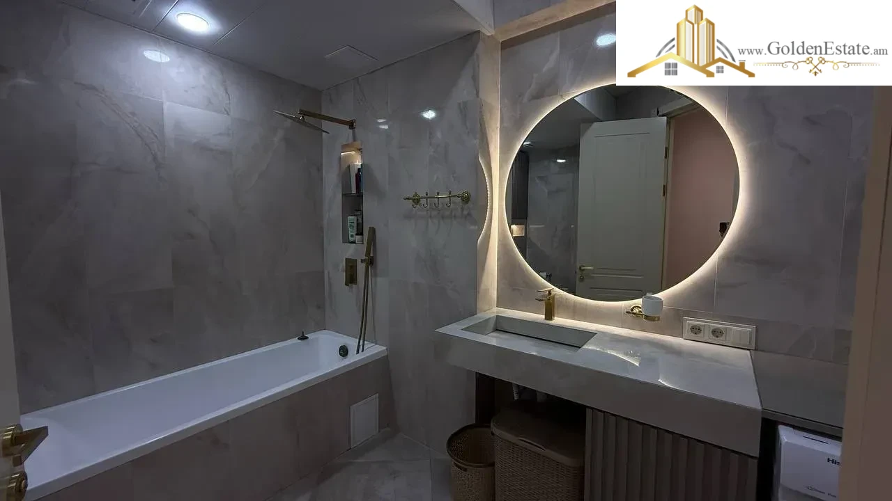 3 սենյականոց բնակարան նորակառույց շենքում Չարենցի փողոցում կենտրոնում, 83 քմ, 5/15 հարկ