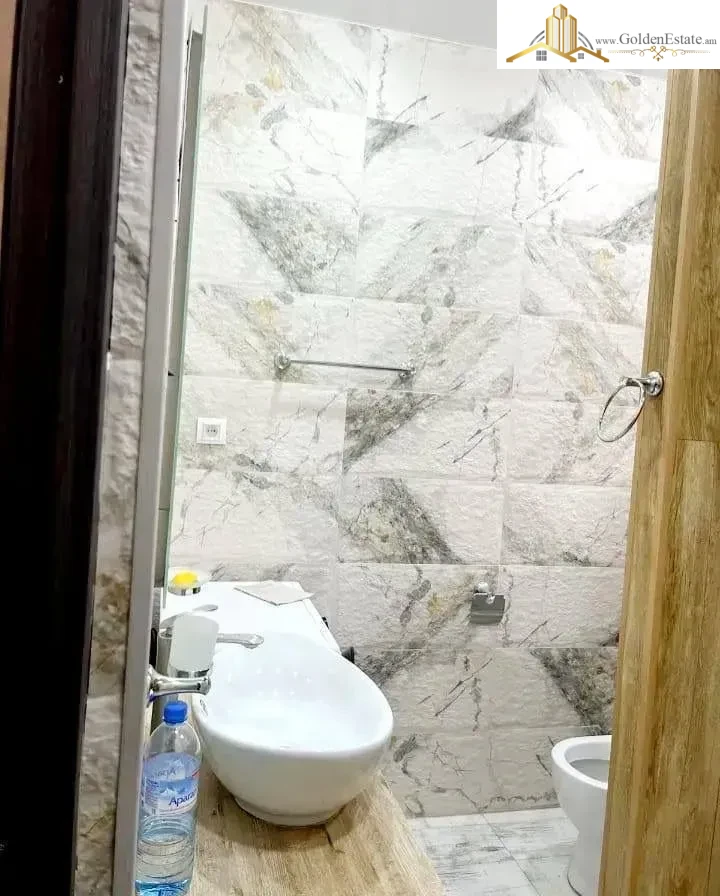 2 սենյականոց բնակարան Աղբյուր Սերոբի փողոցում Արաբկիրում, 72 քմ, նախավերջին հարկ, բարձր առաստաղներ