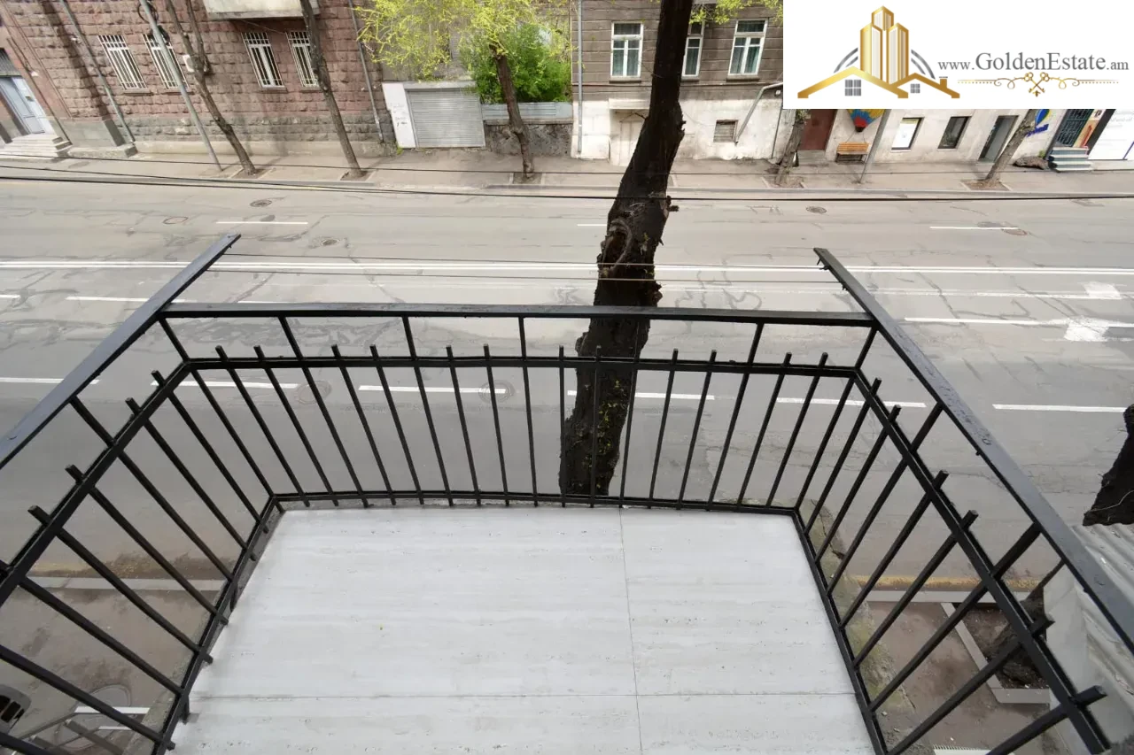 3 սենյականոց բնակարան Պարոնյան փողոցում կենտրոնում, 67 քմ, նախավերջին հարկ, բարձր առաստաղներ