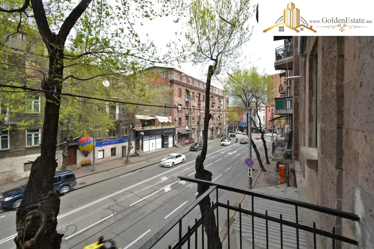 3 սենյականոց բնակարան Պարոնյան փողոցում կենտրոնում, 67 քմ, նախավերջին հարկ, բարձր առաստաղներ