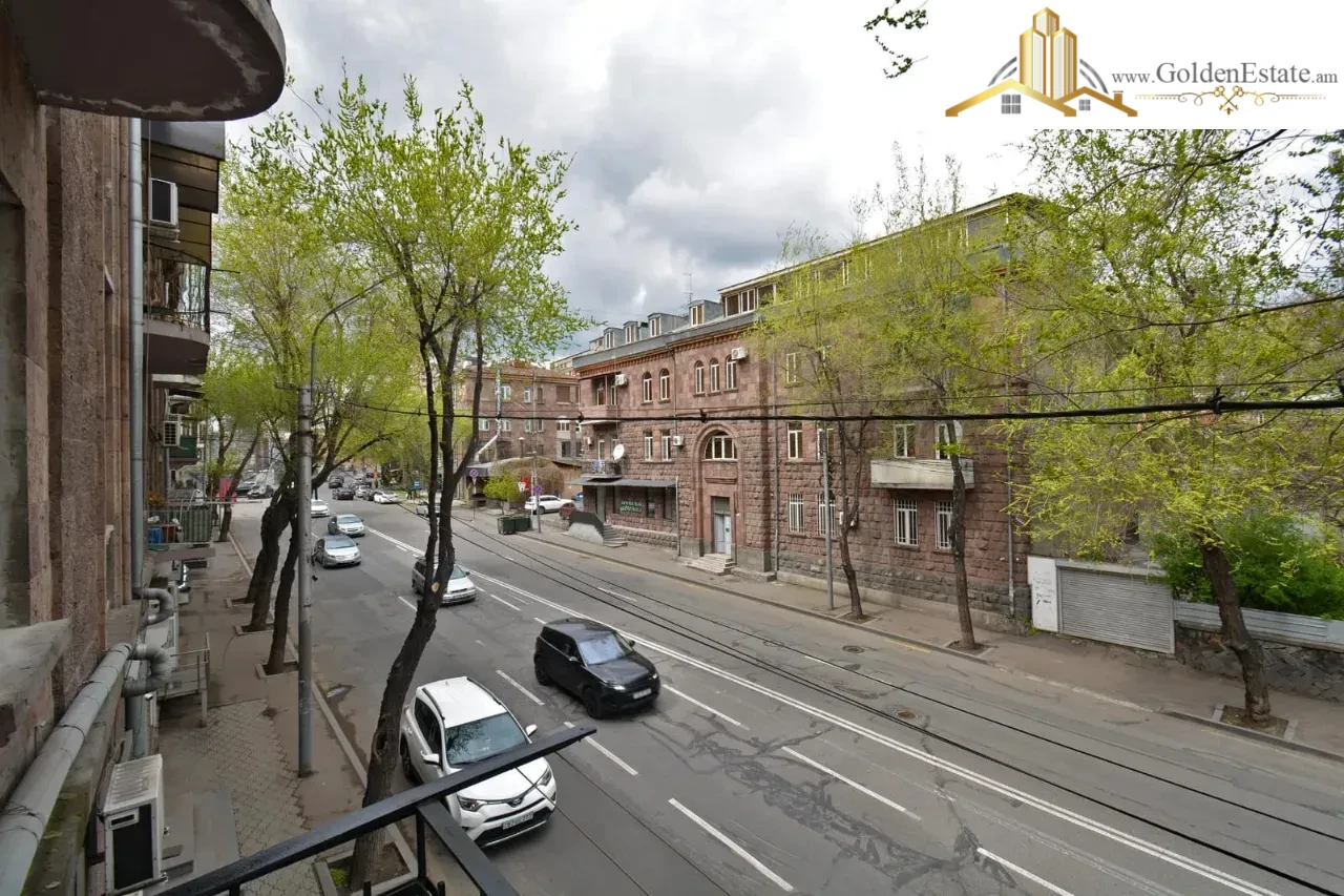 3 սենյականոց բնակարան Պարոնյան փողոցում կենտրոնում, 67 քմ, նախավերջին հարկ, բարձր առաստաղներ