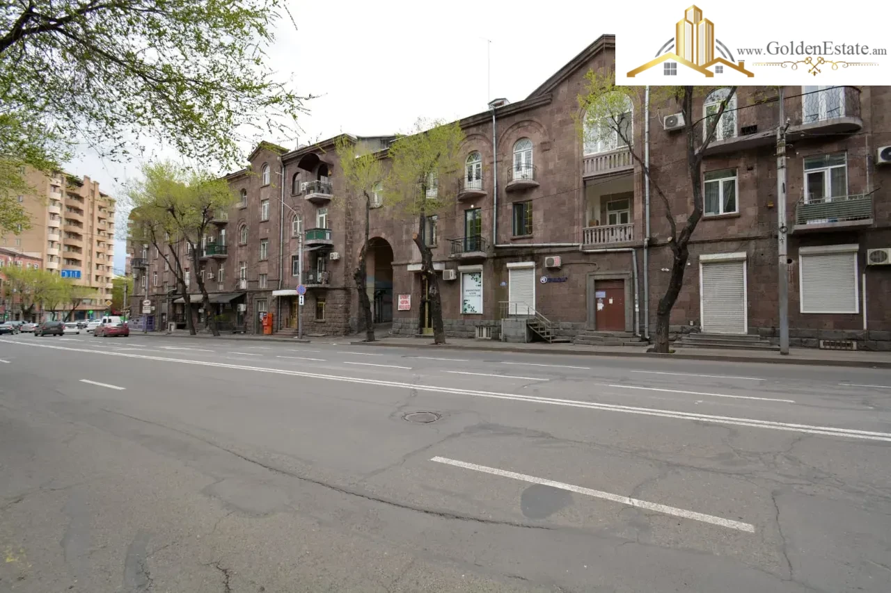 3 սենյականոց բնակարան Պարոնյան փողոցում կենտրոնում, 67 քմ, նախավերջին հարկ, բարձր առաստաղներ