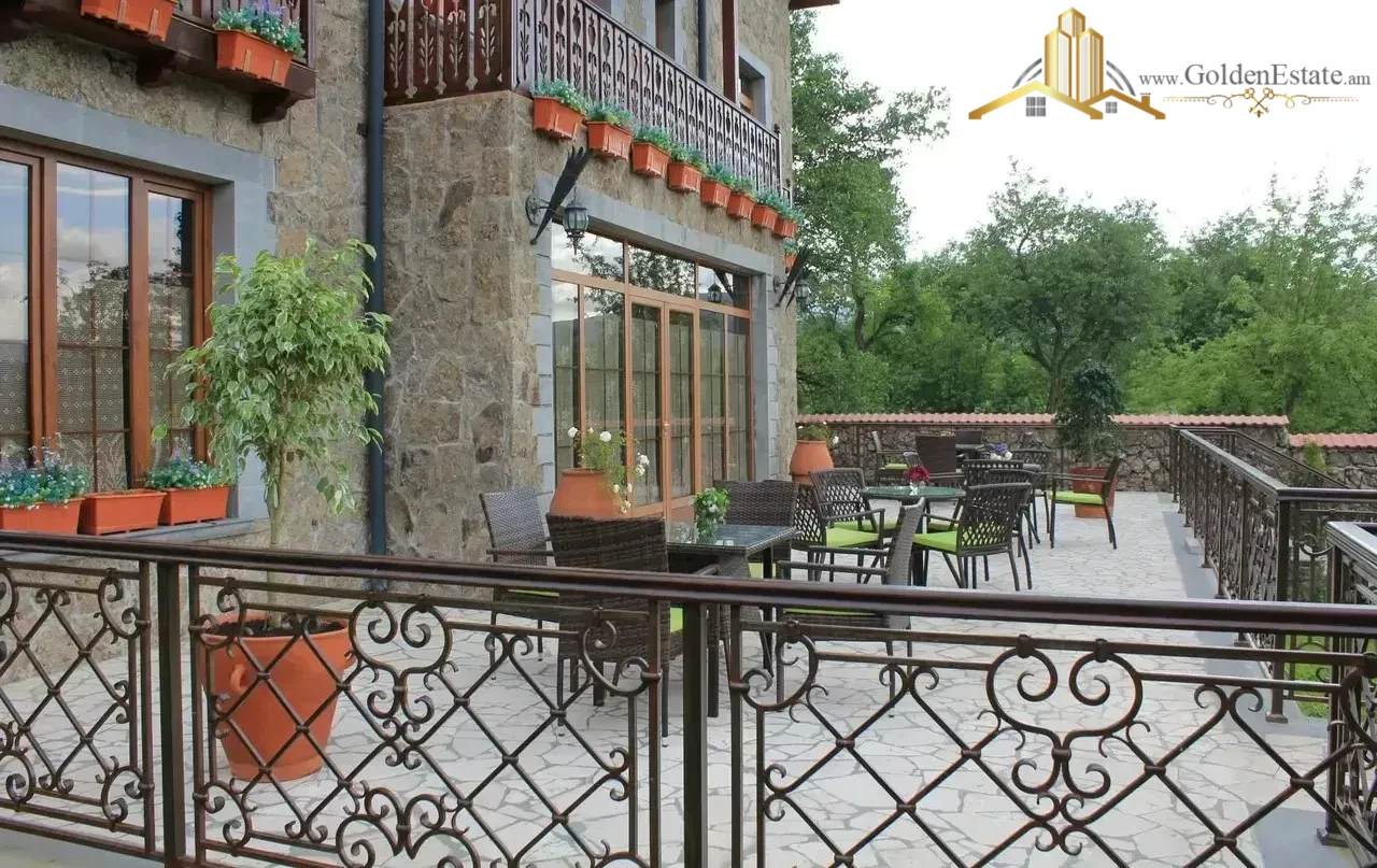 📣 Վաճառվում է Հյուրանոց Ազատամարտիկների փողոցում Գառնիում, 3,500 քմ
