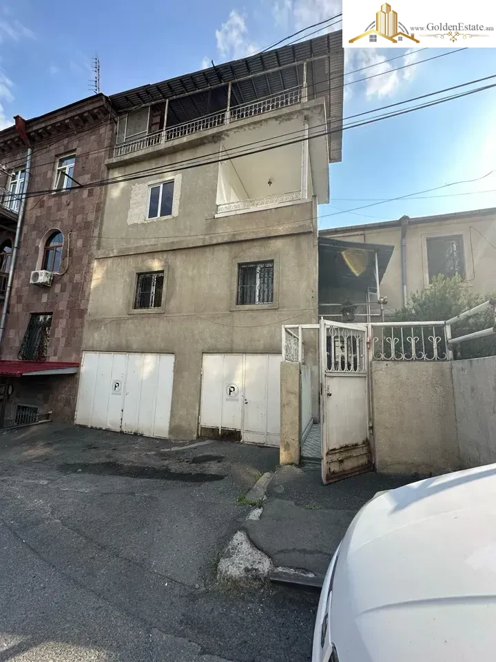📣 Վաճառվում է Երեք հարկանի քարե տուն Սևաստոպոլյան փողոցում Արաբկիրում, 800 քմ, 300 քմ հողի վրա, 3+ սանհանգույց