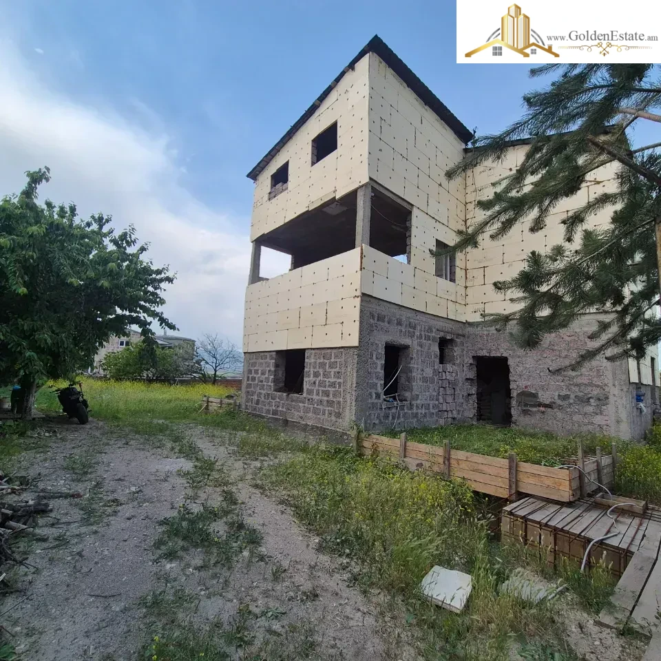 📣 Վաճառվում է Երեք հարկանի քարե տուն Շրջանցիկ Թունել փողոցում Արաբկիրում, 300 քմ, 630 քմ հողի վրա, 3+ սանհանգույց